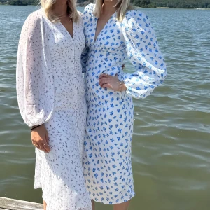 Superfin sommar klänning  - Säljer nu min underbara klänning. Super skönt, snygg och inte alls genomskinlig. En jättefin modell med slits på vänster sida. Använd en gång. 