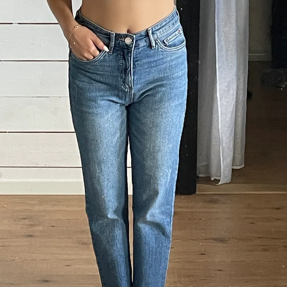 Sköna jeans utav stretchigt material Använd fåtal gånger utav mig, köpt begagnat  Fickor både bak och fram Snygg trasad look vid fotlederna . Jeans & Byxor.