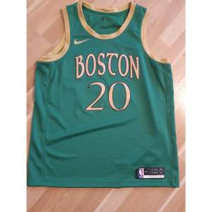 Min pojkvän säljer en Boston Celtics Swingman Edition Hayward 20 tröja i storlek XL. Oanvänd och ganska unikt. Fler bilder kan skickas.