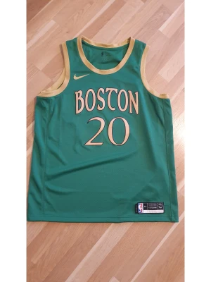 Boston Celtics  - Min pojkvän säljer en Boston Celtics Swingman Edition Hayward 20 tröja i storlek XL. Oanvänd och ganska unikt. Fler bilder kan skickas.