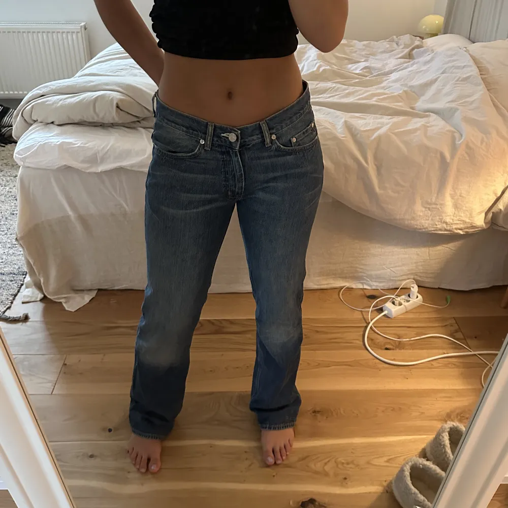 Perfekt lågmidjade jeans från Acne! Storlek 34/32, lite mindre i storleken. Jag är 171cm lång! Köparen står för frakt 🪩. Jeans & Byxor.