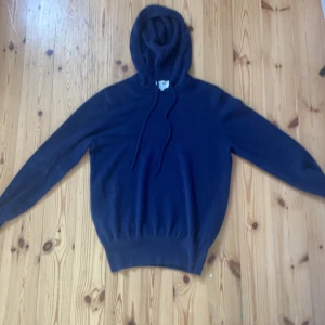 Soft goat hoodie - Soft goat hoodie i hundra procent kashmir, jätte skön, väldigt bra skick, ny pris 2700