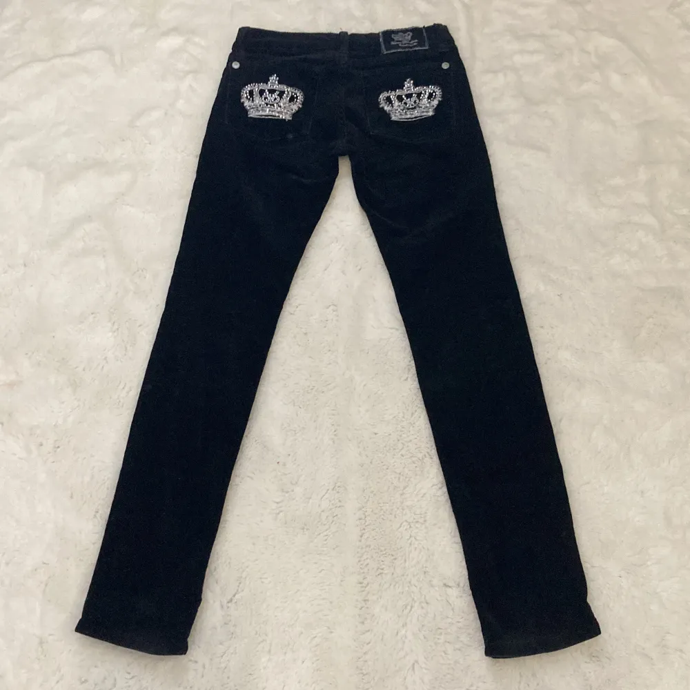 Nu säljer jag mina Victoria Beckham jeans som jag köpt secondhand för ungefär ett år sedan, jag har aldrig haft på mig dom. På kron detaljerna där bak har fåtal paljetter lossnat men det är inget som är synligt. Kom privat för fler fråger!. Jeans & Byxor.