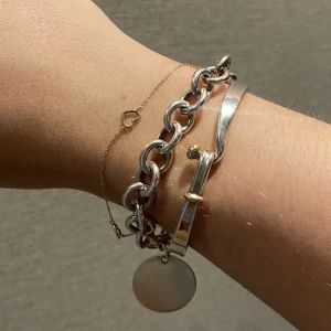 Tiffany & co armband  - Säljer mitt fina Tiffany & co armband, 925 silver. Köpt i butik för 5000kr, Mitt pris 990💗