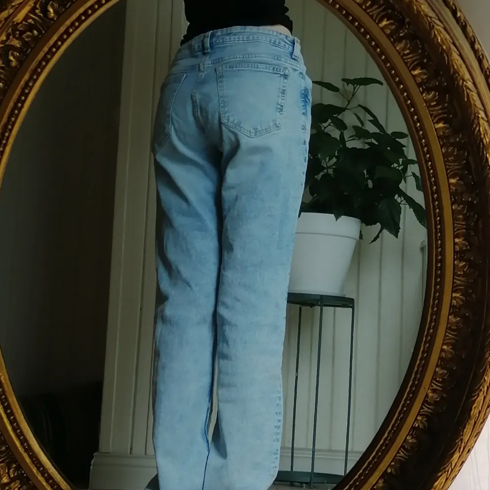 Flared lågmidjade jeans från HM. De kostade 250 kr nya. Dom är i använt skick.  Strl 38.  Längd? (Jag är 160 och de är lite långa på mig). Meddela gärna vid frågor osv. Köparen betalar frakt. 💞💞. Jeans & Byxor.