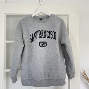 Sweatshirt  - Jättefin, trycket är helt och tröjan är nästan aldrig använd.