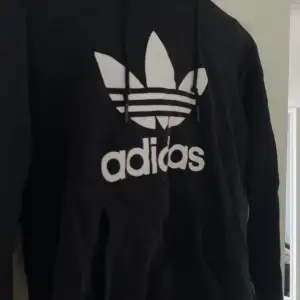 Säljer denna snygga hoodien från Adidas då den tyvärr blivit för liten. Hör av dig om du vill ha fler bilder, pris kan diskuteras🫶🏼🫶🏼