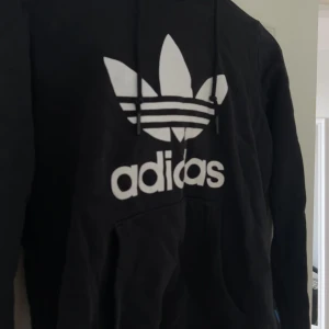 Adidas hoodie, svart  - Säljer denna snygga hoodien från Adidas då den tyvärr blivit för liten. Hör av dig om du vill ha fler bilder, pris kan diskuteras🫶🏼🫶🏼