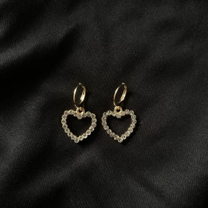 Örhängen🤍 - Örhängen med berlocker i forma av hjärtan, frakt tillkommer på!