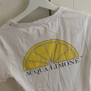 T shirt från acqua limone. Använd fåtal gånger! 🌸