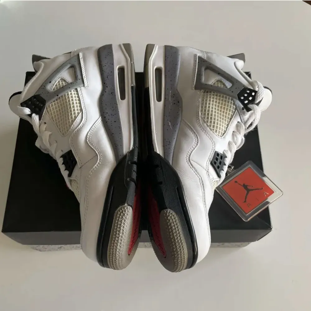 Jordan 4 white cement. Äkta och box finns. Legit check kan fås. Skriv om du har några frågor eller är intresserad.. Skor.