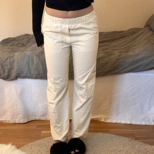 Cargo byxor  - Säljer dessa snygga cargo liknande byxor från pull & bear. Jag är 175🩷