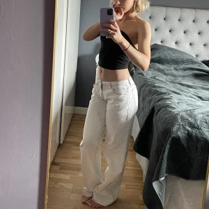 Lågmidjade vita jeans med svarta detaljer - Na-kd vita jeans (obs glömde stryka innan jag tog bilder). Använd fåtal gånger 