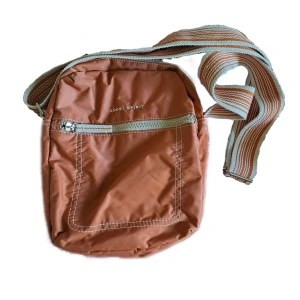 Axelväska  - Höjd ca 26cm, bredd ca 20cm. Justerbart axelband. Fint skick. 😊 Pris är diskuterbart vid snabb affär. Vid funderingar skicka gärna pm. 💖 Köparen står för frakten. 