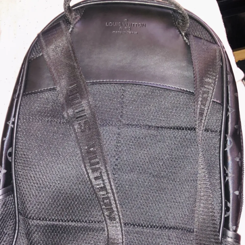 Louisvuitton ryggsäck köpt för dyrt och säljs väldigt billigt. Den är precis som den originella och har den bästa kvaliten. Ryggsäcken har aldrig använts och är helt oskadad och nytt. Ryggsäcken kan användas till massor av saker som exempelvis resväska.. Väskor.