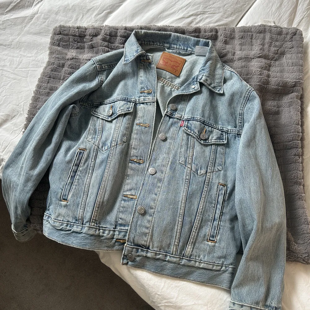 Så himla snygg levis jeans jacka. Säljer då jag tyvärr nästan inte använt denna💘. Jackor.