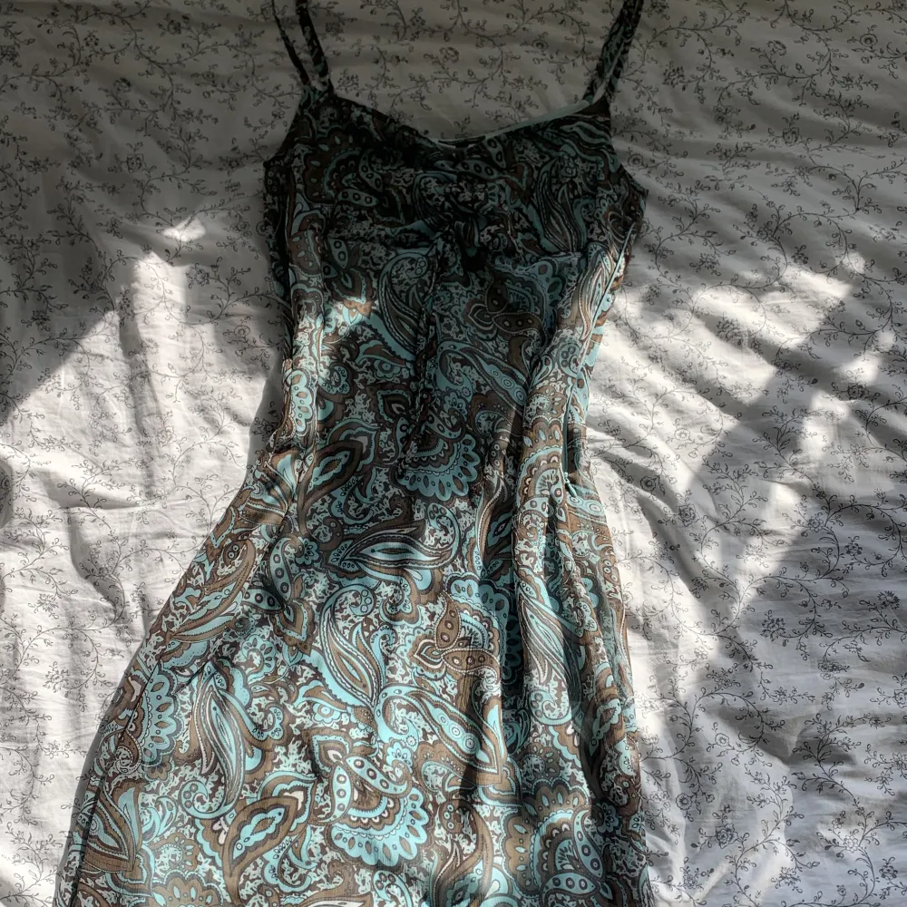 Jätte fin medellång klänning från street one!❤️ aldrig använd, men köpt på sellpy. Finns inga tecken på att den blivit använd🙌🏻. Klänningar.