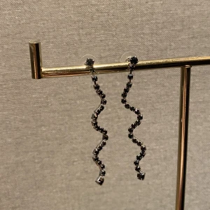 Örhängen med svarta stenar - Säljer dessa fina örhängen köpt i en secondhandbutik i Malmö 🖤 aldrig använda. 