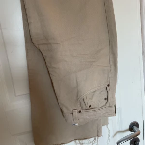Jeans - Raka jeans som formar kroppen snyggt, aldrig använda, bra längd på mig som är 170