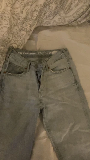 Blåa bikbok jeans  - Säljer nu dessa ljusblåa raka jeans då dem inte kommer till användning använd ca 5ggr! Köpta på plick tidigare när jag fick dem såg dem inte så använda ut! Skriv för fler bilder eller frågor pris kan diskuteras!