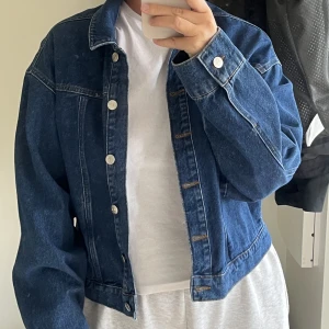 Denimjacka från NAKD - Denimjacka från NAKD. Använd 1 gång så i nyskick. Storlek M. Men passar S också. 