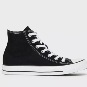 Converse  - Säljer mina converse då dem inte kommer till användning längre. Dem är använda några gånger därav slitningar i hälen(se bild 3) annars är d inga defekter på skorna☺️ nypris 699 