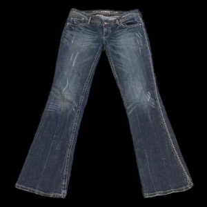 Low waist jeans  - Lowwaist bootcuts  Storlek M Midjemått tvärs över: 40 Innerbenslängd: 78 