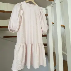 Super fin rosa klänning i mycket bra skick säljes då den är lite liten på mig. Storlek S!   Kan postas mot fraktkostnad eller mötas upp i Stockholm🌸