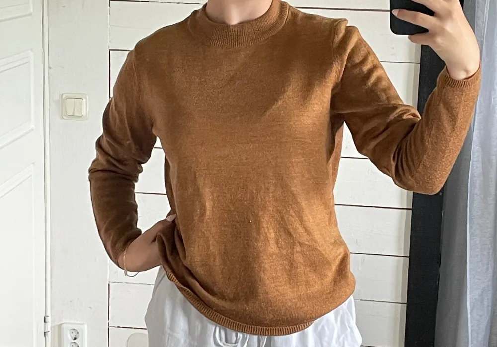 Orange/brun skön, lätt stickad tröja som man kan använda till allt Använd men inget som syns . Stickat.