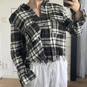 Kofta  - Mönstrad kofta ifrån H&M Snygg trasad look Använd men inget som syns 