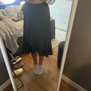 Omlottkjol från gina tricot - Lång omlottkjol från gina tricot med prickar. Bra skick. Köparen står för frakten💗💗