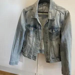 Jeans jacka från Cubus stl 38, midjekort. Kan skickas, köparen står för frakten. Endast seriösa köpare.