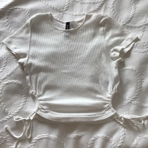 Topp😻🙌 - Supeeerfin cutout topp från H&M divided!! 💘😻 Sparsamt använd, inga defekter! 💞💐 Storlek S