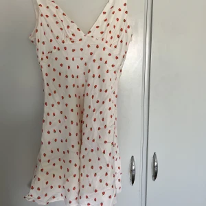 Klänning Zara - Säljer denna super söta klänning från Zara då den tyvärr är för liten för mig, klänningen är i jättebra skick🍓