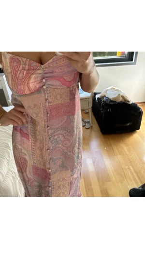 Klänning  - Säljer denna fina klänning. Lång och väldigt sommrig. Även fin med en stickad tröja till och kan då bli som en kjol. ❤️🤩🤲🏽😃