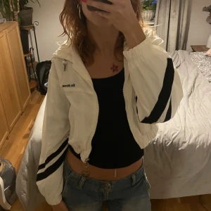 Cropped vind jacka - Cropped vind jacka från Berskha. Köpt för längesen men använd fåtal gånger