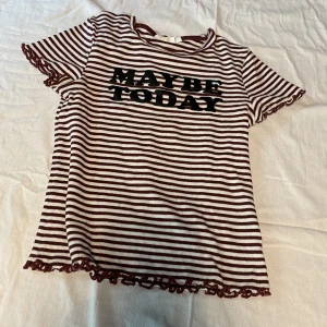 T-shirt - Nu säljer jag denna t-shirt. Använd ett antal gånger men fortfarande i bra skick.