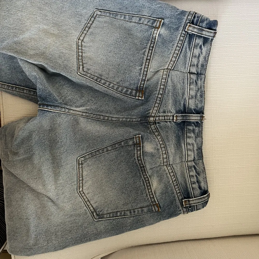 Snygga jeans från Brandy Melville! De är insydda där bak (bild 3). . Jeans & Byxor.
