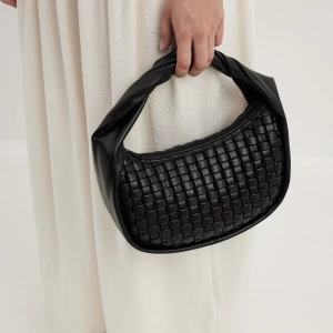 Flätad väska - Säljer denna handväska då jag inte får användning för den som jag trodde. Nyskick. Köpt för 399 kr. 