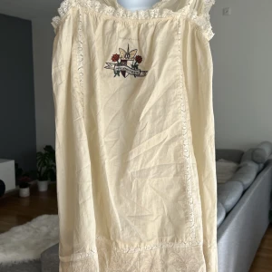 Spets klänning oddmolly  - Aldrig använd klänning, storlek 2 så ungefär S/M. Super söt 🥰