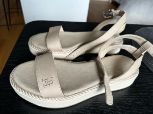 Tommy Hilfiger Sandaletter - Dessa sandaletter är köpta från Zalando 26/5-23 för 1135kr.  De är använda ett par gånger utomhus.  Det är storlek 36 men skulle nog passa 36 2/3 mer.  Annars är de väldigt fina men passar inte mig riktigt som jag vill.  Kan hämtas upp i Kalmar/fraktas