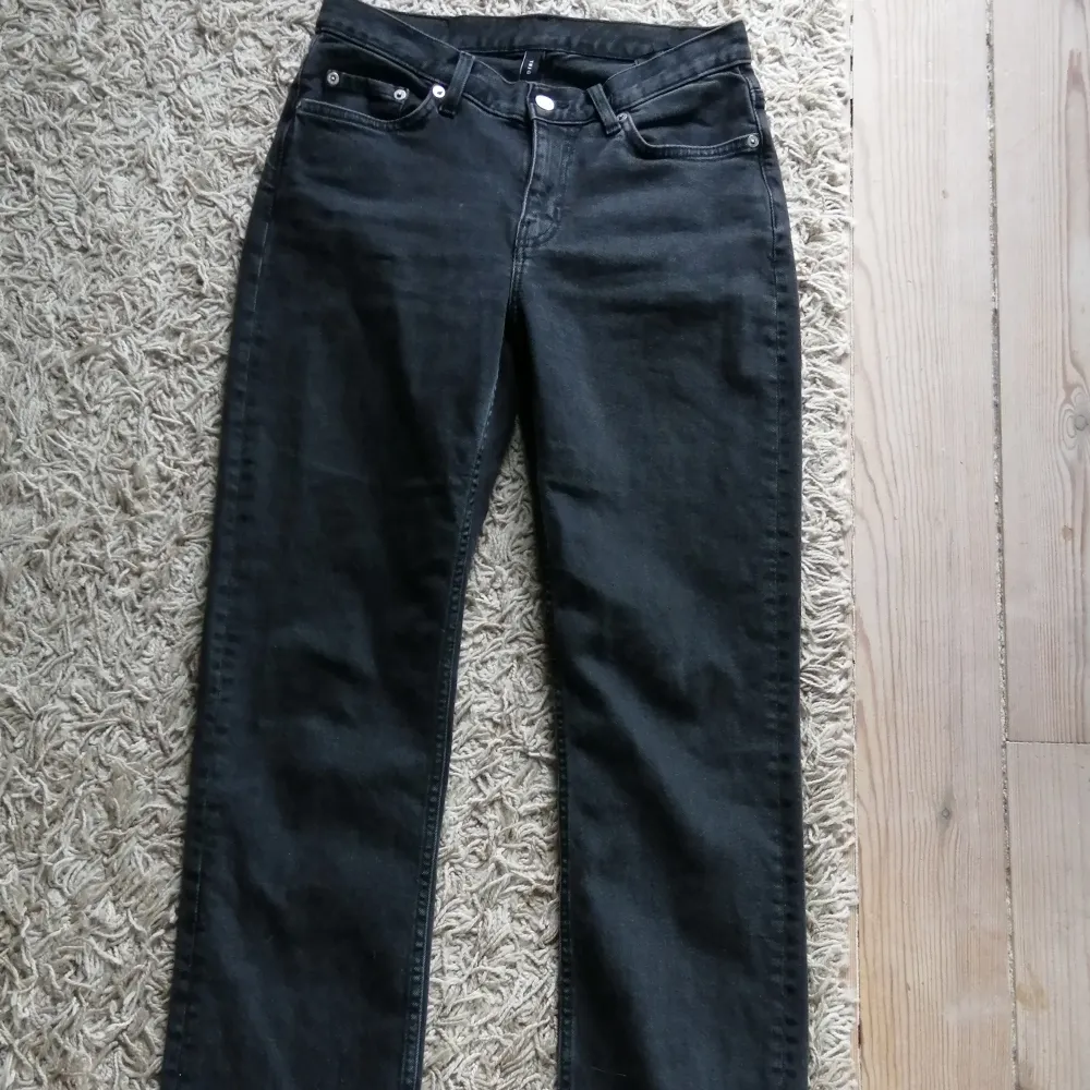 Twig mid straight jeans från weekday, kostar 500 nya. Strl 28 längd 30 (är 160 och de är perfekt längd på mig)  (28/30) deras strl är annorlunda så kolla deras strl innan. Använda men i fint skick. Meddela gärna vid frågor osv! Köparen betalar frakt. 💞💞. Jeans & Byxor.