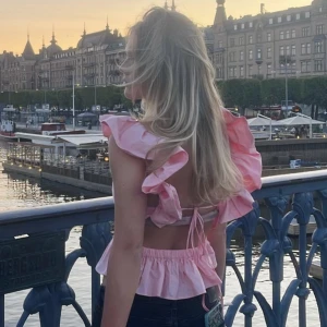 Rosa topp - Sååå fin rosa topp som inte kommit så mke till anvönidng! 💕lite trasig på ett ställe men de går att sy enkelt! 