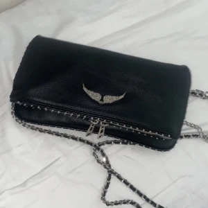 Zadig väska - Jag säljer mina nya Zadig väska, den är köpt för cirka ett halv år sen men endast använd några få gånger så den är som ny , priset kan alltid diskuteras vid snabb affär, har haft svårt att svara på Plick så mitt nummer är 0727152233 om ni ej får svar.