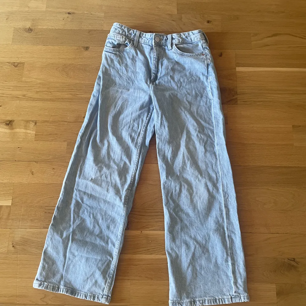 Dessa jeans är använda och kan ha lite slitage men inte så att den märks 🤩. Jeans & Byxor.
