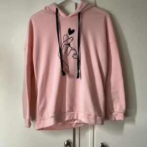 Hoodie - En rosa hoodie som endast har använts en gång. Kontakta för frågor 😊