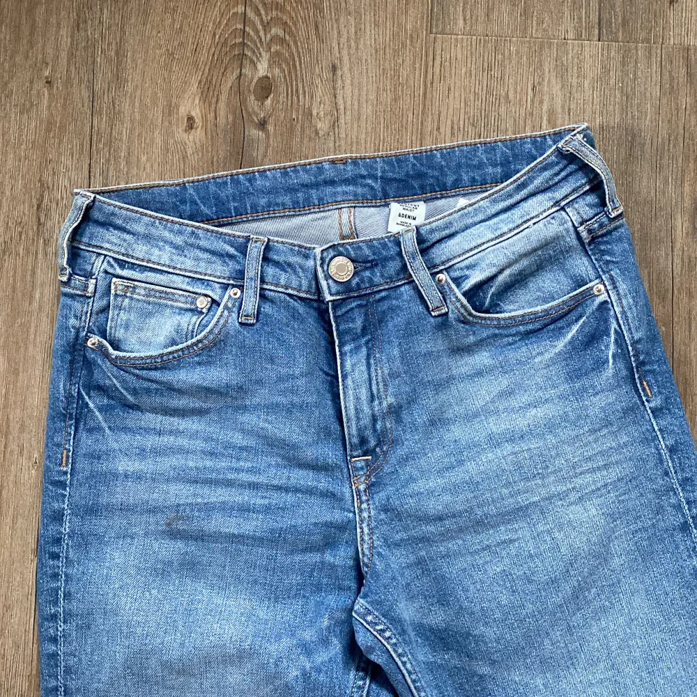 Knappt använda jeans från hm! Blivit liggandes och nu urväxta! . Jeans & Byxor.