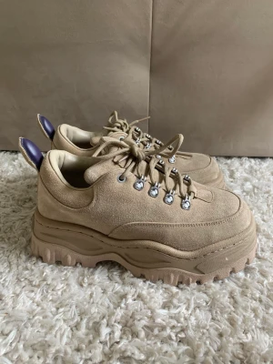 EYTYS - Angel sneakers - Knappt använda! Jättejättefina och det gör ont i hjärtat att sälja men passar tyvärr inte min fot. 🥺💓