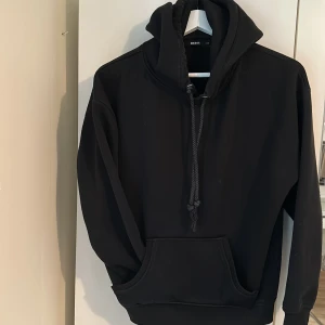Svart hoodie  - Den är lite nopprig här och där men går säkert att fixa hoodie år ifrån bikbok. 