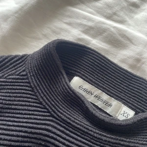 Stickad tröja  - Stickad/tjock tröja från Carin Fin tröja från Carin Wester. Kommer ej till användning och är helt ny. 100kr + frakt🤩